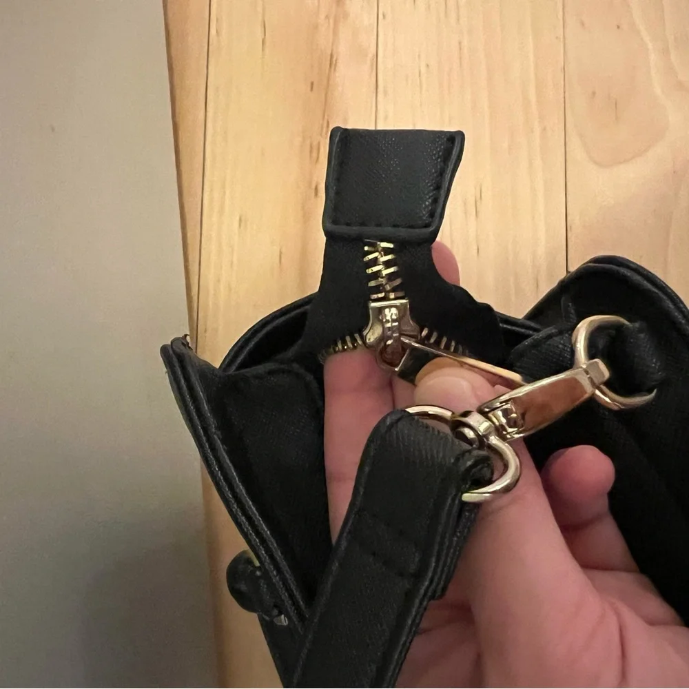 Harrods Leather Crossbody Bag in‎ Black